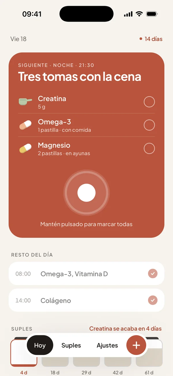La pantalla Hoy: tres tomas con la cena, creatina, omega-3 y magnesio, cada una con su círculo para tocar, y el resto del día debajo.